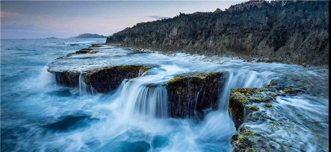 Những thác nước tuyệt đẹp ở Hang Rái - Ninh Thuận. Sau những năm 1980, khi khí hậu có nhiều biến đổi, người ta thấy sự vắng dần của loài Rái biển này. Đến nay thì không ai nhìn thấy nữa. Bên những rạng san hô hơn 7.000 năm tuổi, Rái cá chỉ còn là chuyện tương truyền... nhắc nhớ chúng ta suy nghĩ về cách thức bảo vệ và bảo tồn thiên nhiên.