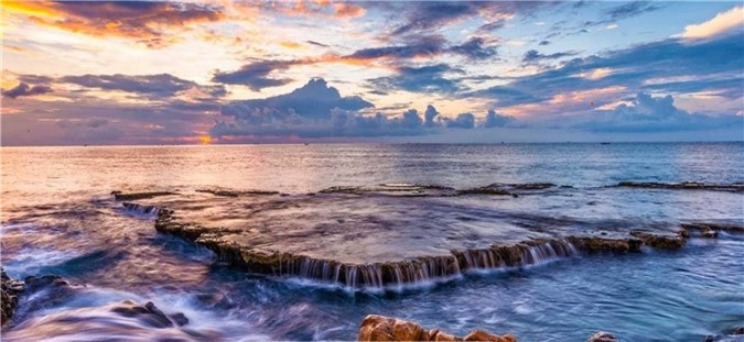 Biển trời và nước hòa quyện vào nhau. Tên gọi Hang Rái gắn liền với loài Rái cá biển thông minh và nơi đây có một cái hang rất sâu rộng. Dù có nhiều cá mực nhưng không ai dám đến đánh bắt. Chỉ có loài Rái biển này dám sinh sống và xem đó là địa phận bất xâm phạm của mình.