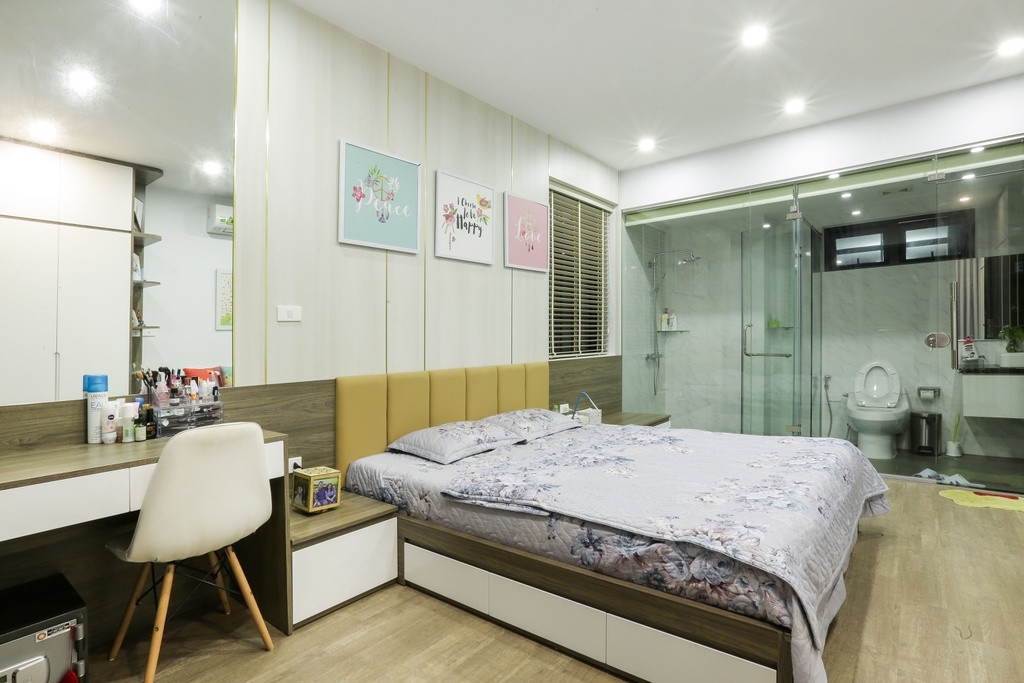 Phòng ngủ lớn được bố trí sàn ghỗ hiện đại cùng thiết kế tường kính ngăn cách với phòng tắm tạo cảm giác rộng rãi, độc đáo.