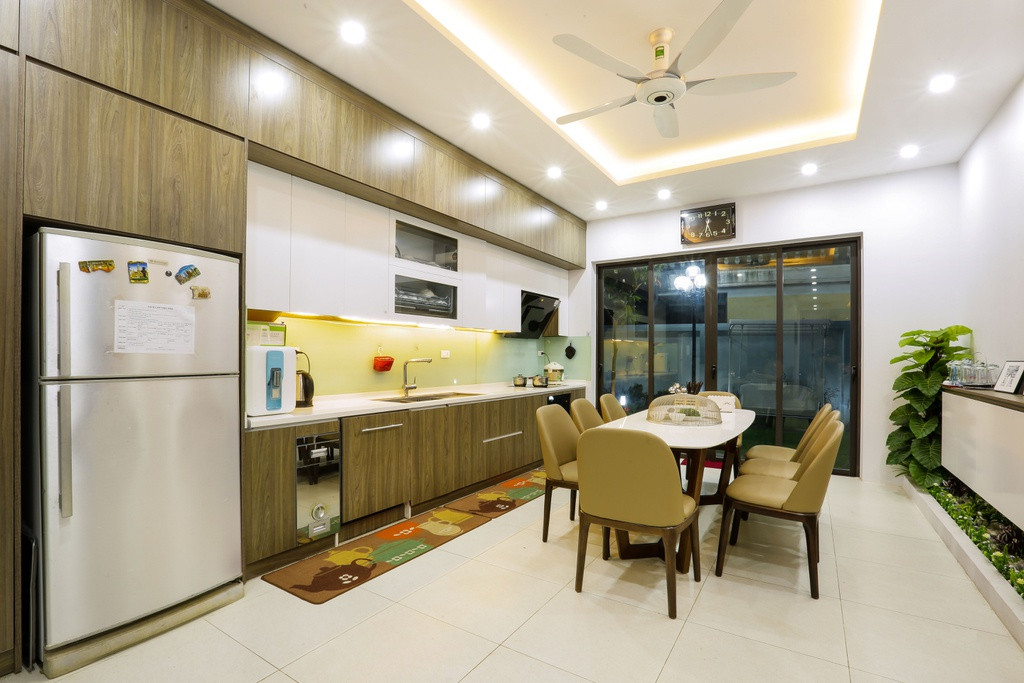 Với lối kiến trúc hiện đại, căn nhà là sự kết hợp hài hoà của ánh sáng, đồ nội thất tinh tế, không quá phô trương.