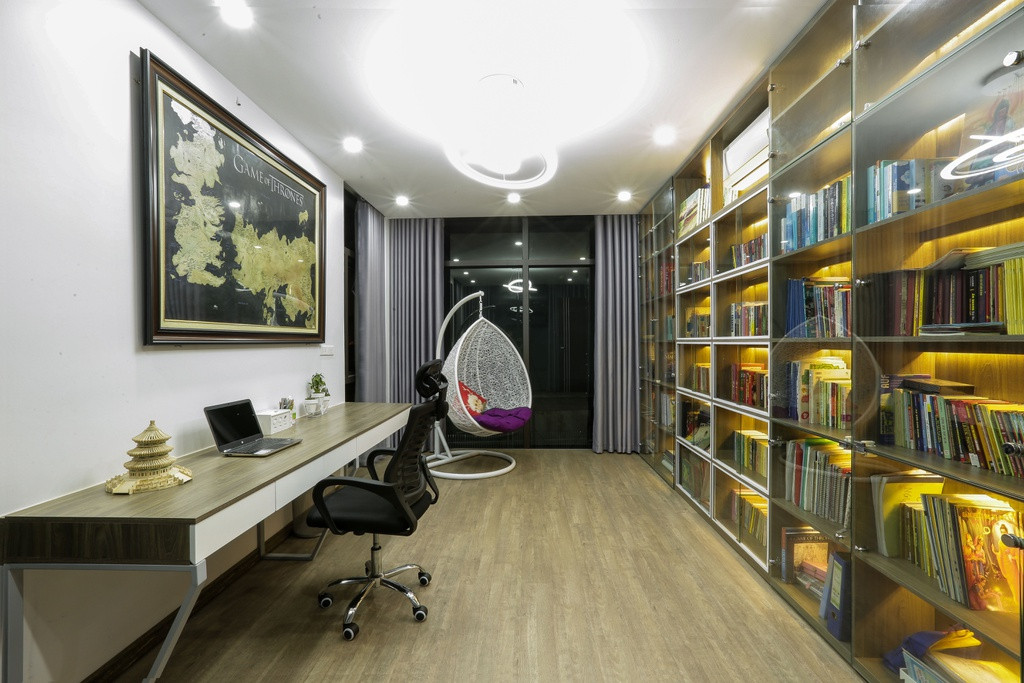 Sự tinh tế được thể hiện rõ nhất trong văn phòng làm việc của chủ nhà. Kệ sách được thiết kế dọc theo chiều dài của tường cùng hệ cửa kính giúp người trong phòng có thể nhìn ngắm khu vườn, thư giãn khi xả hơi.