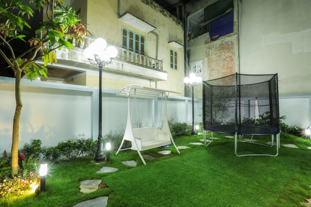 Khu vực vườn sau nhà mang đến sân chơi cho các em nhỏ trong gia đình. Mùa hè có thể sử dụng bể bơi phao giúp tối ưu hoá công năng sử dụng, lại không lãng phí như xây dựng hồ bơi.