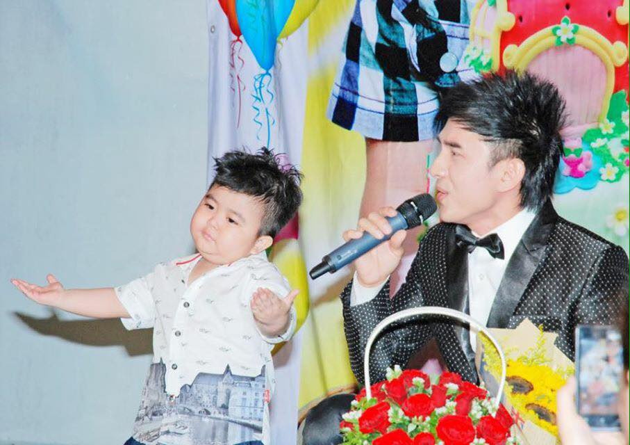 Hình ảnh do Đan Trường chia sẻ lập tức gây chú ý. Nhiều khán giả so sánh hình ảnh hiện tại với cách đây 3 năm khi Đan Trường và Tin Tin lần đầu biểu diễn cùng nhau. Họ nhận xét Tin Tin lớn phổng, tự tin hơn trước dù ngoại hình vẫn giữ nét bụ bẫm, đáng yêu.