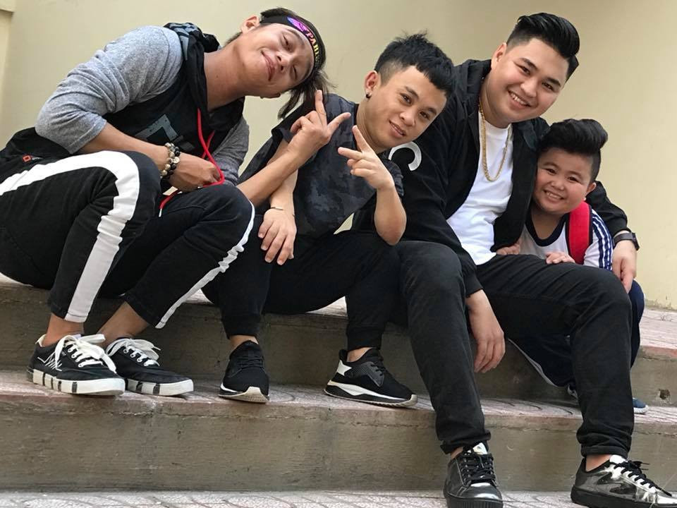 Vẫn đi diễn đều đặn nhưng Tin Tin chưa sử dụng mạng xã hội. Thay vào đó, ông ngoại và quản lý thường xuyên chia sẻ lịch diễn cũng như hình ảnh của bé tới người hâm mộ.