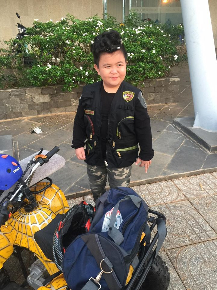 Tin Tin (sinh năm 2011) đi hát từ nhỏ và bắt đầu nổi tiếng năm 2016, thậm chí được mệnh danh “thần đồng” khi đăng quang Người hùng tí hon. Tài năng nhí có khả năng ca hát, nhảy múa tốt và tự tin như người lớn.