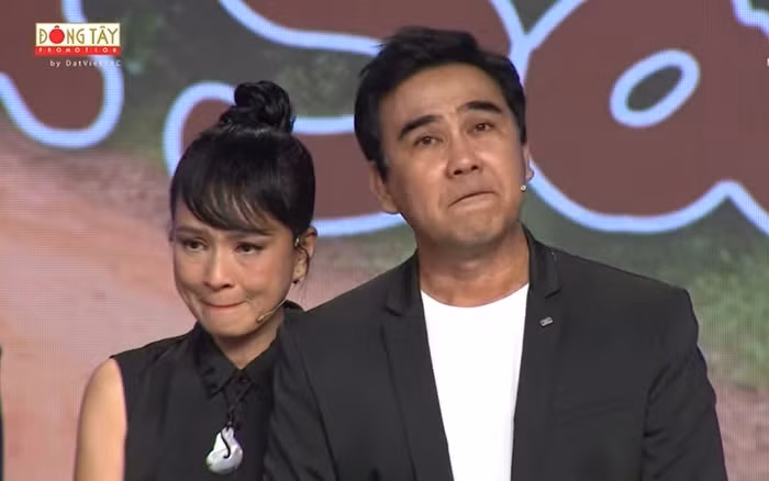 Khi theo dõi trích đoạn phim, MC Quyền Linh và NSƯT Ngọc Hiệp không cầm được nước mắt khi thấy những đồng nghiệp đã mất. Nam chính phim Những nẻo đường phù sa vừa xem video vừa gọi tên những người đã qua đời như đạo diễn Châu Huế, nhạc sĩ Bảo Phúc, nghệ sĩ Hồ Kiểng, diễn viên Robert Hải... Ê-kíp bộ phim và các khách mời, khán giả có mặt tại trường quay còn cùng hát bài chủ đề của phim.