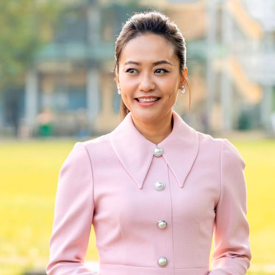 Trịnh Kim Chi vào vai cô thôn nữ đem lòng cảm mến Nhã (Thiệu Ánh Dương) nhưng sau đó lại chọn làm vợ luật sư Nguyễn (Huỳnh Anh Tuấn). Sau 23 năm, Á hậu Việt Nam 1994 vẫn chăm chỉ hoạt động nghệ thuật, nhưng thiên về diễn sân khấu. Chị là á hậu đầu tiên được phong danh hiệu NSƯT. Trong phim, Hồng Ánh nhận vai nữ du kích tên Mai. Khi đóng Những nẻo đường phù sa, nữ diễn viên vừa tròn 20 tuổi. Hiện nay, Hồng Ánh vẫn đóng phim và tham gia công tác sản xuất điện ảnh. Vẻ đẹp không thay đổi suốt 20 năm của cô cũng nhận được lời khen của khán giả.