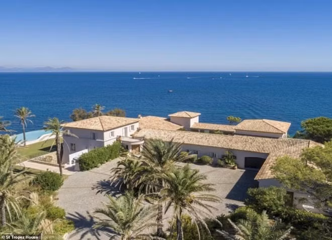 Biệt thự Comos rộng 650 m2, có 6 phòng ngủ và 2 bể bơi ngoài trời. Đây là nơi các bác sĩ tư lấy mẫu của những người giàu có và gửi đi xét nghiệm COVID-19.