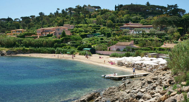 Les Parcs có bãi biển riêng mà chỉ cư dân tại đây có thể qua cổng bảo vệ.