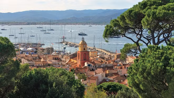 Ben trong ‘Can cu bi mat