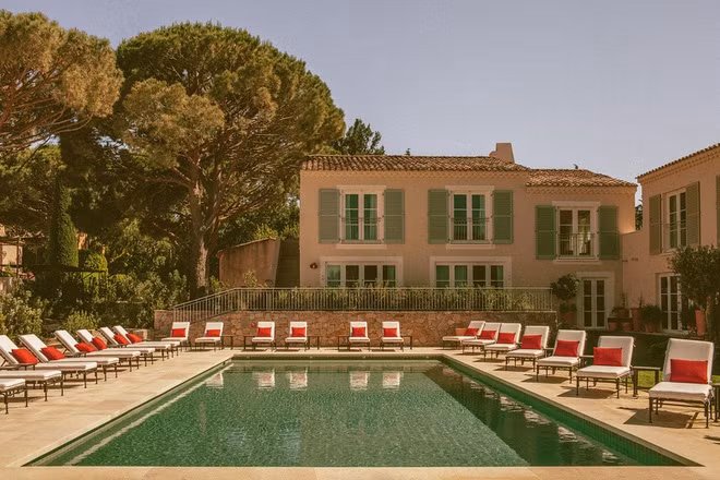 Các biệt thự tại đây thường được xây dựng theo phong cách Địa Trung Hải và có giá hơn 80 triệu USD.