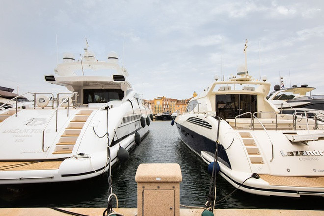 Ông trùm làng giải trí, tỷ phú David Geffen, đã phải đóng Instagram sau khi bị cư dân mạng ném đá vì đăng hình ảnh cách ly trên du thuyền 590 triệu USD được đậu tại đây.