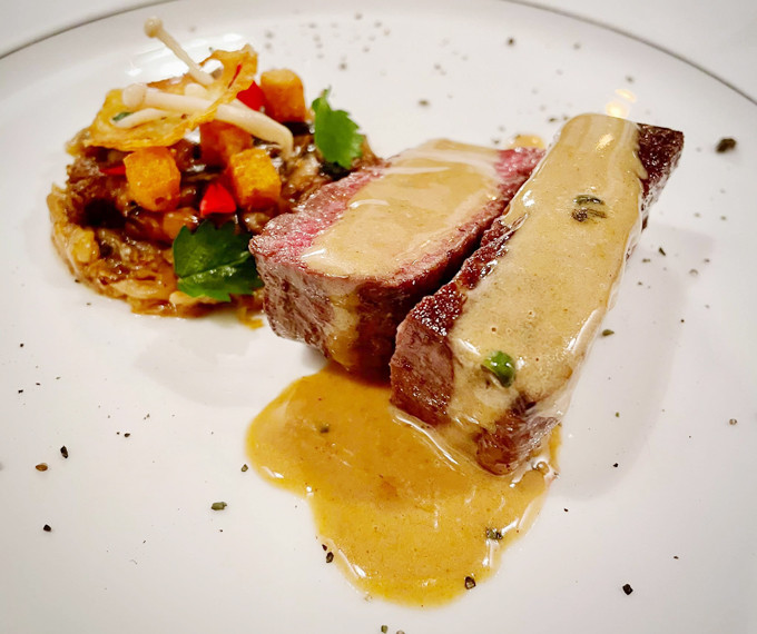 ợ chồng danh hài lựa chọn set 6 món - set đồ ăn có mức phí cao nhất của nhà hàng, có giá 3,7 triệu đồng/người. Bên cạnh đó, vì là khách đặc biệt nên hai vợ chồng được thưởng thức thêm nhiều món ngon không có trong menu.