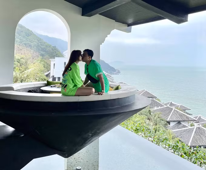 Tối kỷ niệm, Trấn Thành - Hari Won chọn dùng bữa tại nhà hàng nằm trong khuôn viên khu nghỉ dưỡng. Tại đây, mỗi bàn ăn được thiết kế giống như chiếc nón cách điệu.