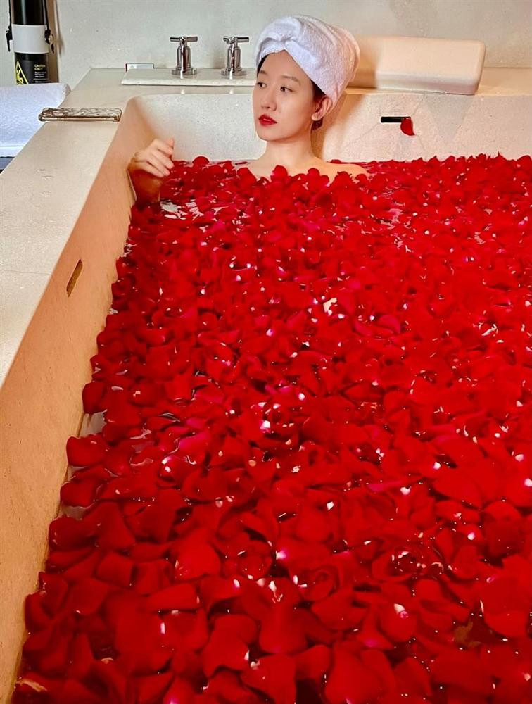 hông gian phòng tắm lãng mạn, bay bổng.