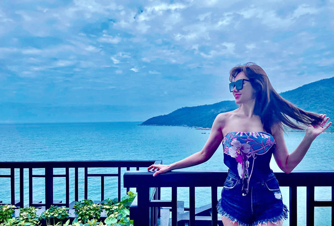 ari Won - Trấn Thành chọn căn phòng hướng biển với một hồ bơi riêng biệt. Dù thời tiết không thuận lợi song với view cảnh vịnh biển, vợ chồng danh hài vẫn thoải mái "sống ảo". Được biết không gian Trấn Thành - Hari Won lựa chọn là căn biệt thự có phòng khách, phòng ngủ đều hướng biển, cùng một hành lang rộng lát gỗ, có ghế nghỉ để nằm ngắm cảnh.