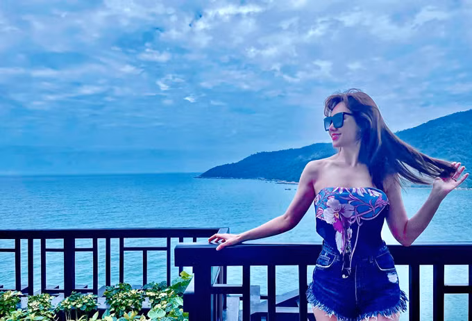 Hari Won - Trấn Thành chọn căn phòng hướng biển với một hồ bơi riêng biệt. Dù thời tiết không thuận lợi song với view cảnh vịnh biển, vợ chồng danh hài vẫn thoải mái "sống ảo". Được biết không gian Trấn Thành - Hari Won lựa chọn là căn biệt thự có phòng khách, phòng ngủ đều hướng biển, cùng một hành lang rộng lát gỗ, có ghế nghỉ để nằm ngắm cảnh.