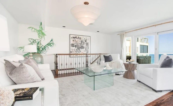 Các không gian để thư giãn, trò chuyện trải đều khắp 3 tầng của căn biệt thự. Ảnh: Business Insider.