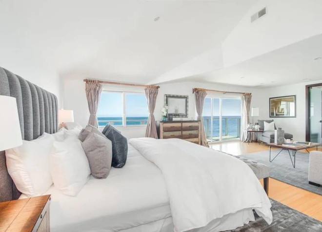 Phòng ngủ chính rộng rãi, ngập tràn ánh sáng tự nhiên từ những khung cửa cỡ lớn dẫn ra ban công. Căn phòng này còn có khu vực để tiếp khách cũng như cho gia chủ những phút giây thư thái riêng tư. Ảnh: Business Insider.