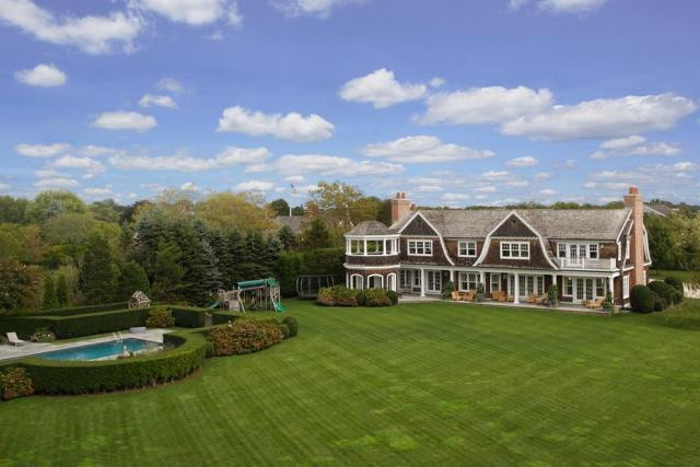 Cô có một tài sản thứ hai ở New York, ngôi nhà nằm ở Water Mill, Hamptons, một trong những khu đắt đỏ nhất ở bang này, theo Forbes. Lopez đã mua bất động sản ở Hamptons với giá dưới 10 triệu USD vào năm 2013. Ngôi nhà gồm 8 phòng ngủ, một phòng tắm hơi, phòng xông hơi, nhà hát và hồ bơi. Ảnh: Business Insider.