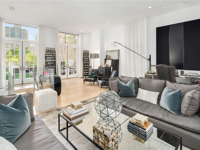 Không gian phòng khách hiện đại với những món đồ nội thất cao cấp và cửa mở ra một trong những sân thượng. Ảnh: Business Insider.