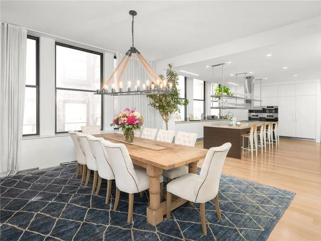 Bàn ăn lớn có thể dùng cho 10 người và quầy bar có thể ngồi 4 người. Ảnh: Business Insider.