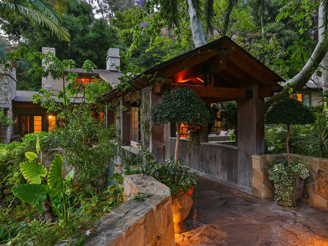 Để vào được trong nhà, những vị khách phải băng qua một cây cầu có mái che. Ảnh: Business Insider.