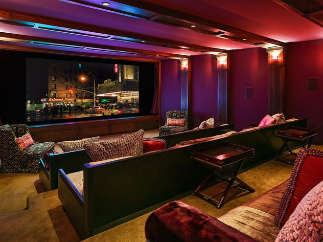 Bên trong có rạp chiếu phim riêng. Ảnh: Business Insider.