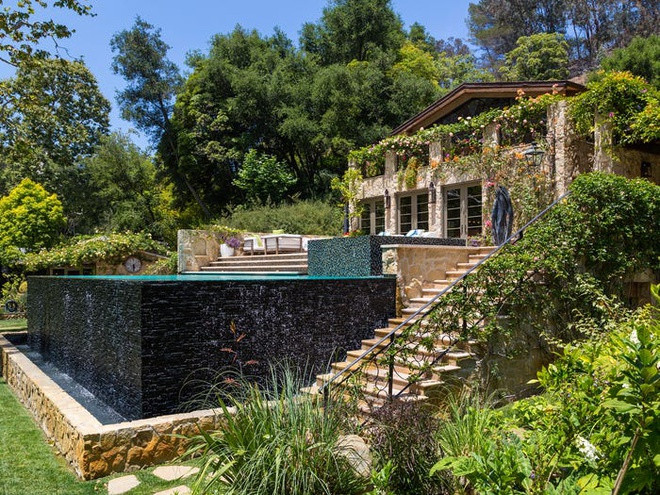 Curbed báo cáo rằng ngôi nhà rộng gần 1.300m2 với 7 phòng ngủ và 13 phòng tắm khổng lồ. Ảnh: Business Insider.