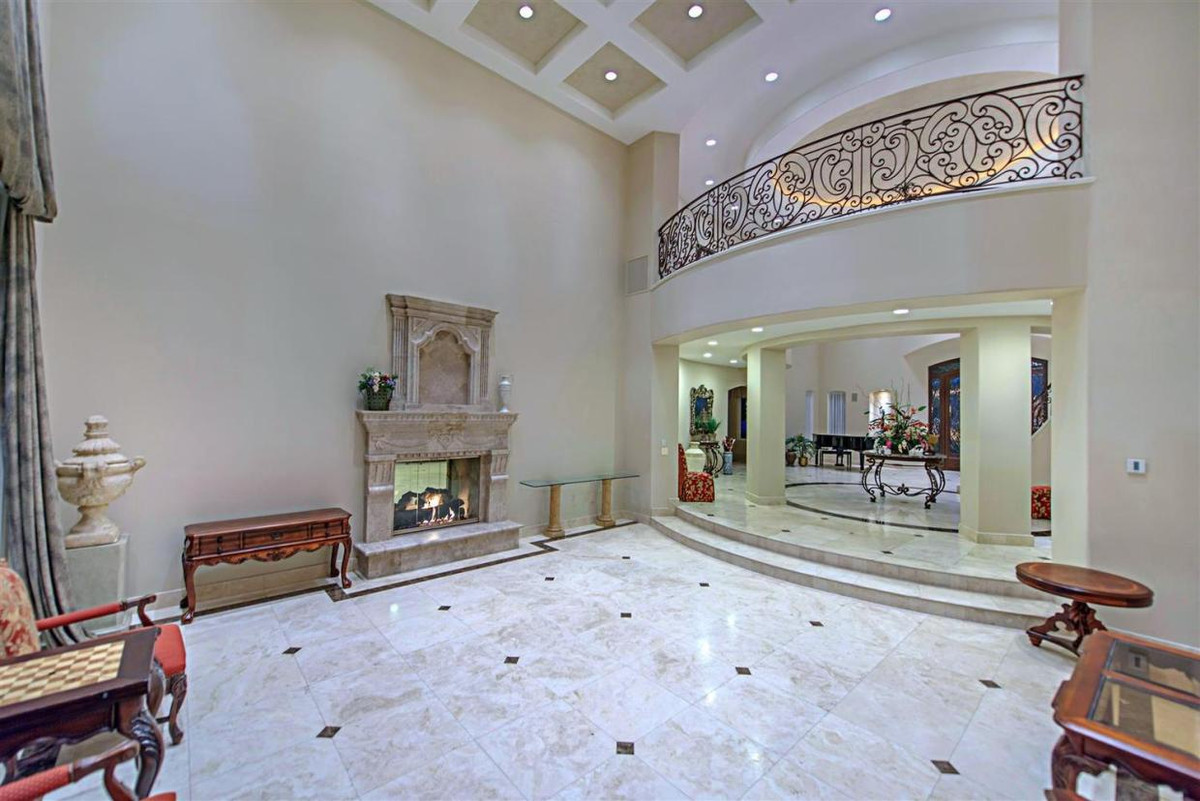 Tiền sảnh đem đến cảm giác thoáng đãng nhờ trần nhà cao. Không gian này nổi bật với sàn đá cẩm thạch và những nội thất được thiết kế tinh xảo.