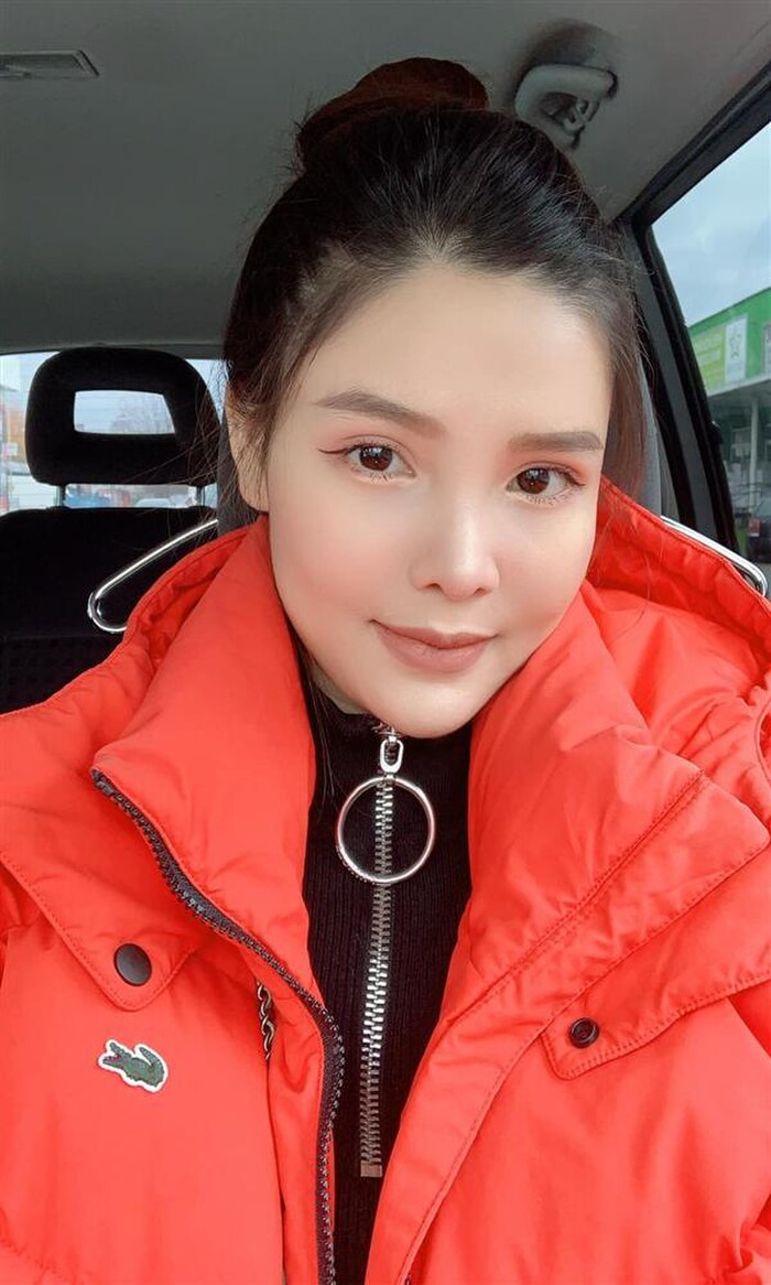 Về phía Mạc Hồng Quân, sau sau trận đấu giữa Than Quảng Ninh và Viettel, anh chàng tiết lộ sẽ về Séc để ở bên vợ con. Chia sẻ với báo chí, nam cầu thủ cho biết: “Thực ra rất bồi hồi và háo hức muốn được vào sân chiến đấu cùng anh em. Nhưng đành phải chấp nhận ngồi trên khán đài theo dõi, cổ vũ đồng đội. Rất tiếc tỷ số lại không thuận lợi cho Than Quảng Ninh. Quân nghĩ Than Quảng Ninh là một tập thể, không có ngôi sao nào. Quân hay anh em trên sân đều đã cố gắng hết mình. Sau mùa giải rất mệt mỏi, Quân sẽ có một thời gian nghỉ ngơi và em sẽ trở về Séc để ở bên vợ con”, Mạc Hồng Quân nói.