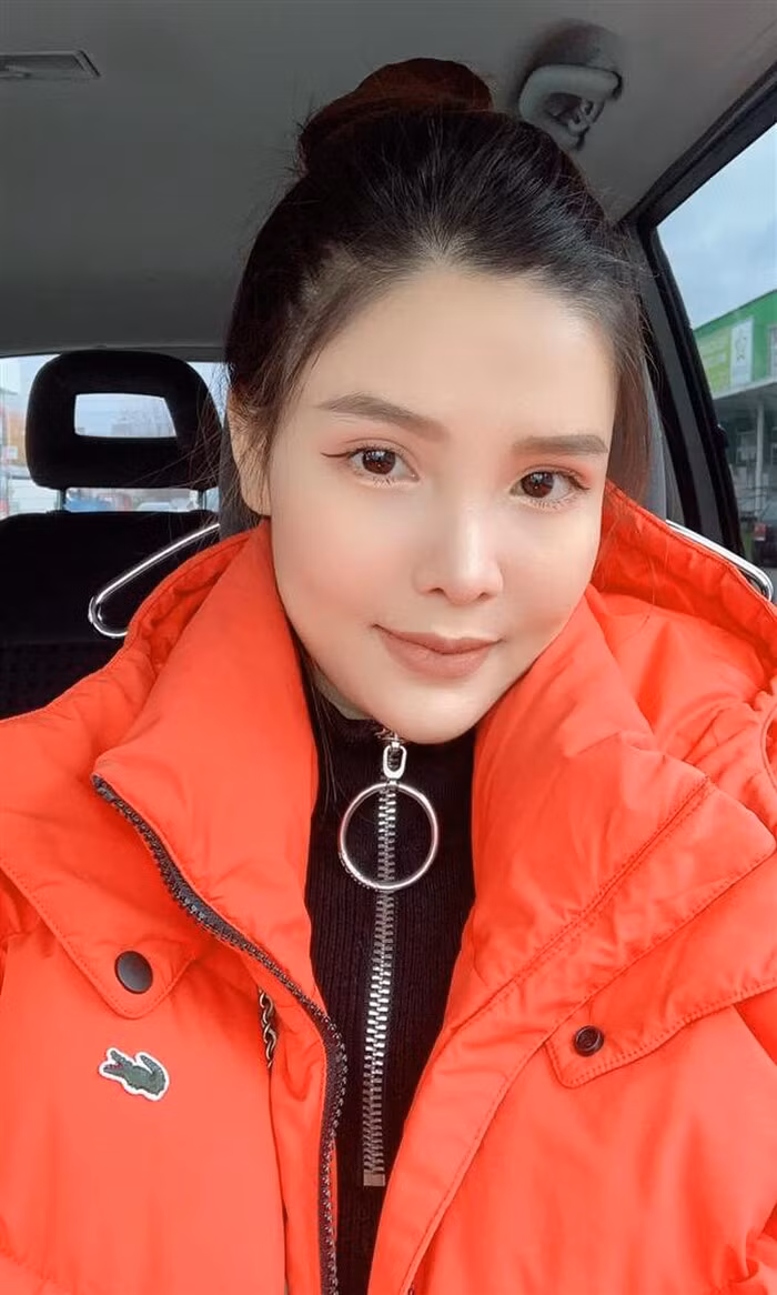 Về phía Mạc Hồng Quân, sau sau trận đấu giữa Than Quảng Ninh và Viettel, anh chàng tiết lộ sẽ về Séc để ở bên vợ con. Chia sẻ với báo chí, nam cầu thủ cho biết: “Thực ra rất bồi hồi và háo hức muốn được vào sân chiến đấu cùng anh em. Nhưng đành phải chấp nhận ngồi trên khán đài theo dõi, cổ vũ đồng đội. Rất tiếc tỷ số lại không thuận lợi cho Than Quảng Ninh. Quân nghĩ Than Quảng Ninh là một tập thể, không có ngôi sao nào. Quân hay anh em trên sân đều đã cố gắng hết mình. Sau mùa giải rất mệt mỏi, Quân sẽ có một thời gian nghỉ ngơi và em sẽ trở về Séc để ở bên vợ con”, Mạc Hồng Quân nói.