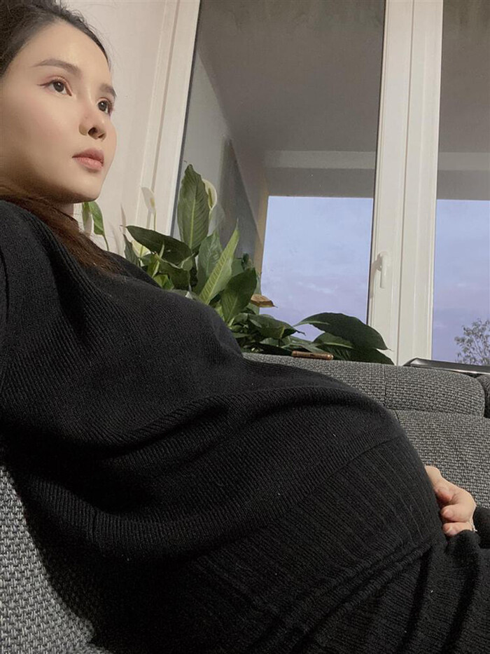 Dòng chia sẻ của Kỳ Hân khiến không ít cư dân mạng xót xa. Được biết, 9X đang ở tuần thứ 35 của thai kỳ với số cân nặng là 63 kg. Vì vậy mà không ít người hâm mộ đã gửi lời hỏi thăm và dặn dò cô giữ gìn sức khỏe, mạnh mẽ khi không có ông xã ở bên.
