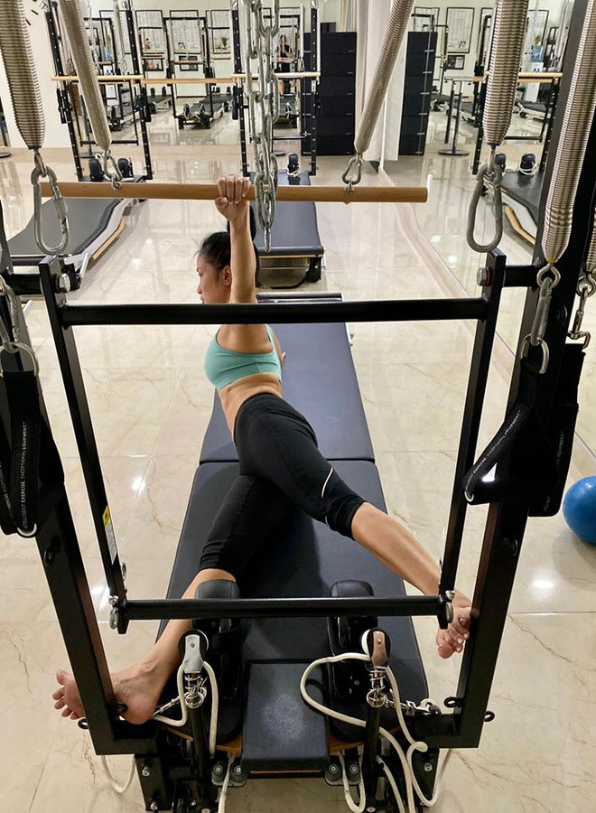 Giọng ca Hà thành giữ vóc dáng thon gọn, không chảy xệ nhờ chăm tập thể thao và duy trì chế độ ăn hợp lý. Cô đi bơi cùng hai con, tập gym nhiều lần trong tuần. Ngoài ra, người đẹp Hà thành thích ngồi thiền, yoga để giữ sự cân bằng, an yên trong tâm hồn.