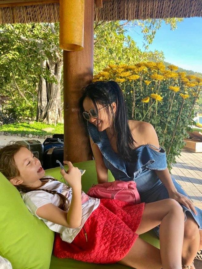 Hồng Nhung ly hôn chồng vào tháng 6/2018. Nữ ca sĩ Papa cho biết họ chia tay trong hòa bình và cùng giữ quan hệ bạn bè chăm sóc con cái. Trải qua đổ vỡ, nữ ca sĩ vẫn giữ được tâm trạng lạc quan và yêu đời. Cô chia sẻ: "Những người phụ nữ ở tuổi của Hồng Nhung thể nào cũng đi qua một chấm đôi hoặc vài nốt lặng, có điều sau đó ta phải tiếp tục nhìn về phía trước”.