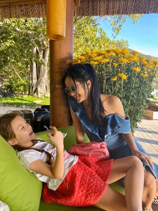 Hồng Nhung ly hôn chồng vào tháng 6/2018. Nữ ca sĩ Papa cho biết họ chia tay trong hòa bình và cùng giữ quan hệ bạn bè chăm sóc con cái. Trải qua đổ vỡ, nữ ca sĩ vẫn giữ được tâm trạng lạc quan và yêu đời. Cô chia sẻ: "Những người phụ nữ ở tuổi của Hồng Nhung thể nào cũng đi qua một chấm đôi hoặc vài nốt lặng, có điều sau đó ta phải tiếp tục nhìn về phía trước”.