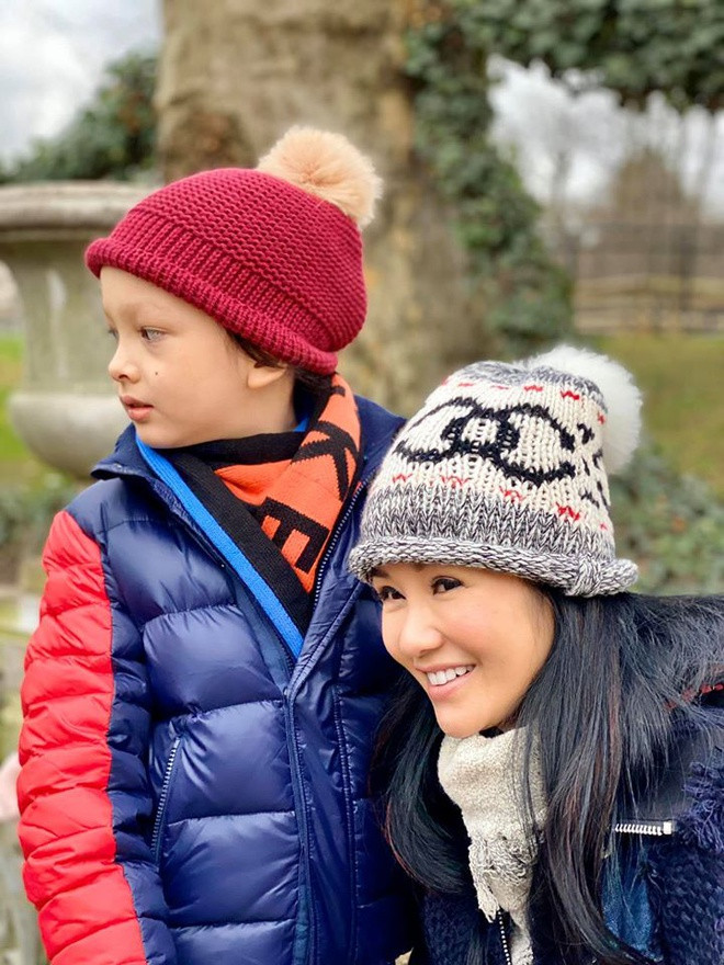 Sau khi ly hôn, Hồng Nhung chọn cuộc sống bình yên bên các con. Cô luôn cố gắng sắp xếp thời gian để dạy dỗ, chăm sóc bé Tôm và Tép. Ba mẹ con thường xuyên đi du lịch ở nhiều nơi trên thế giới. Ở bên con, cô Bống ngày càng trẻ trung và rạng rỡ.