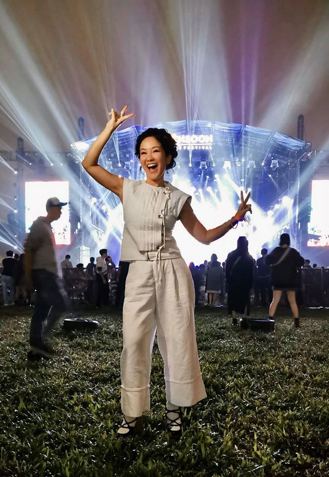 Ngoài đời thường, giọng ca Họa mi hót trong mưa chuộng gu thời trang khỏe khắn, năng động. Những items như áo sơ mi dáng dài, váy free-size, áo phông, quần jeans, giày thể thao... không thể thiếu trong tủ đồ của Hồng Nhung.