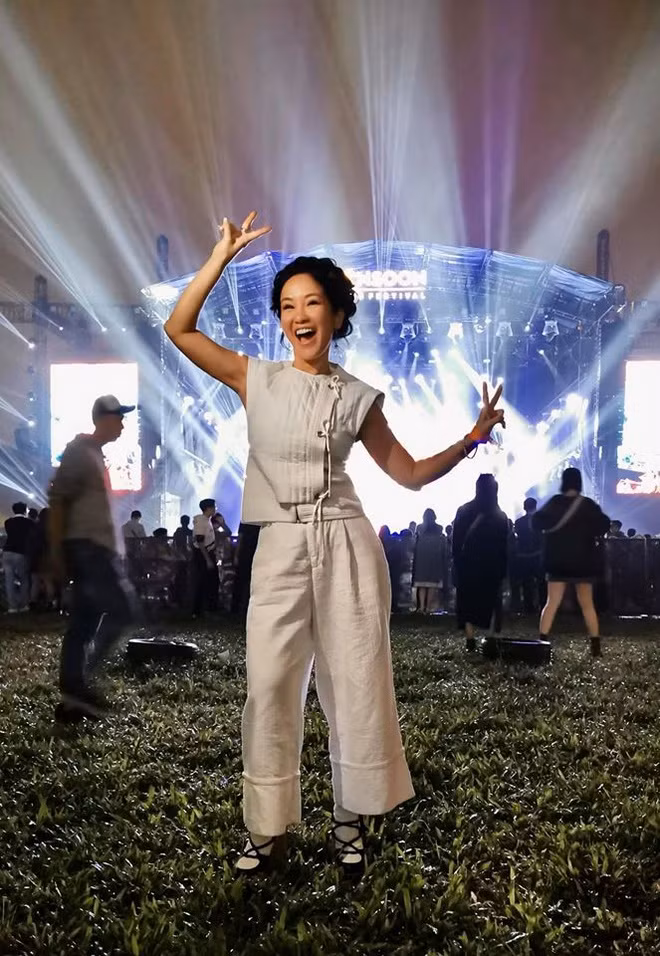 Ngoài đời thường, giọng ca Họa mi hót trong mưa chuộng gu thời trang khỏe khắn, năng động. Những items như áo sơ mi dáng dài, váy free-size, áo phông, quần jeans, giày thể thao... không thể thiếu trong tủ đồ của Hồng Nhung.