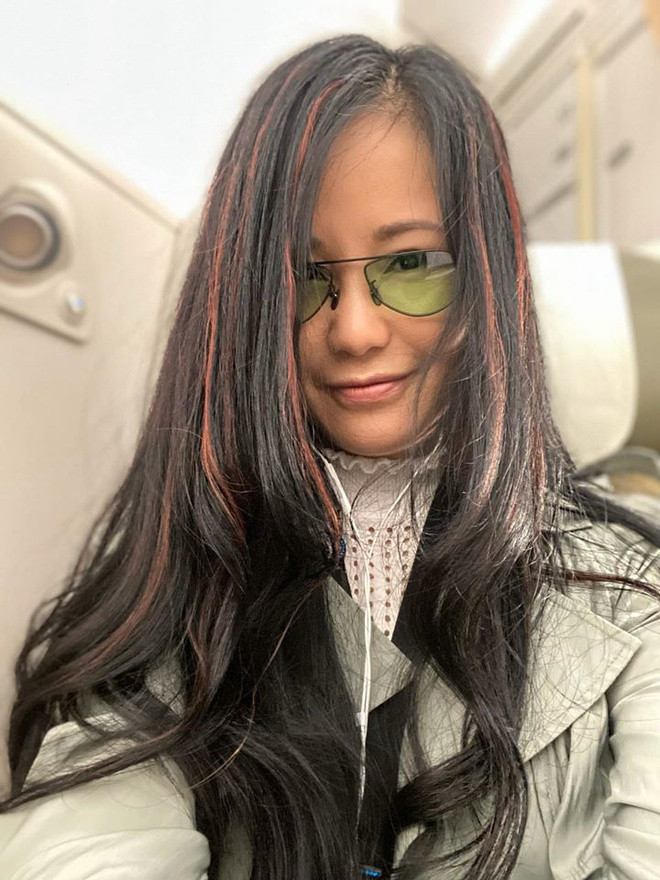 Ở tuổi 50, cô vẫn giữ cho mình vẻ ngoài trẻ trung và rạng rỡ. Hồng Nhung đăng tải những bức ảnh selfie trên mạng xã hội. Cô nhuộm tóc màu sắc nổi bật, trang điểm đậm và nhí nhảnh tạo dáng trước ống kính.