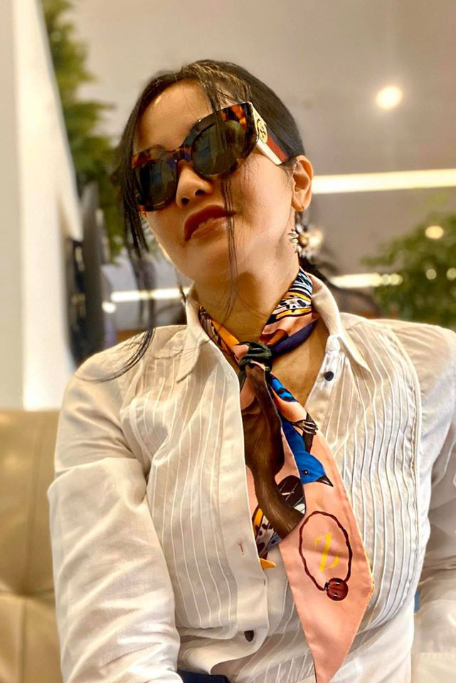 Diva nhạc Việt sở hữu vẻ ngoài xinh đẹp và phong cách thời trang sang trọng, quý phái. Cô luôn biết cách thu hút đám đông mỗi khi xuất hiện bằng tài năng ca hát và sự hoạt ngôn, tính cách thân thiện của mình. Thời gian gần đây, nữ ca sĩ chăm khoe ảnh trên trang cá nhân. Những khoảnh khắc của Hồng Nhung bên các con nhận được sự tương tác lớn từ phía đồng nghiệp cũng như người hâm mộ.