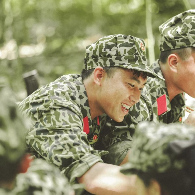 Fan đẩy thuyền cực mạnh Hậu Hoàng với đồng chí Mũi trưởng Long? - Hình 4 Fan day thuyen cuc manh Hau Hoang voi dong chi Mui truong Long?-Hinh-4