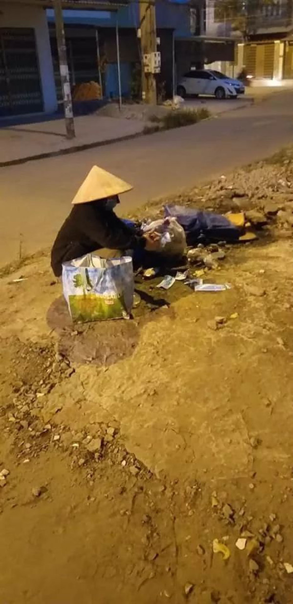 Nguoi ve chai cat bo khau trang vut di khien nhieu nguoi xau ho-Hinh-3