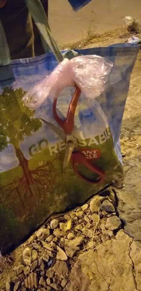 Nguoi ve chai cat bo khau trang vut di khien nhieu nguoi xau ho-Hinh-2