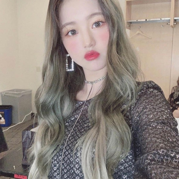 Dưới đây là một số nhận xét của netizen Kpop khi nói về Ulike: - Những idol đã có đôi mắt to mà còn dùng Ulike thì trông có khác nào người ngoài hành tinh đâu chứ! - Ulike có thể chỉ cấp quyền cho người bình thường sử dụng được không? Có khi phải ban hành luật cấm người nổi tiếng dùng ứng dụng này!