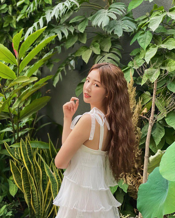 Muôn cách tạo kiểu với tóc dài của Amee - Hình 3 Muon cach tao kieu voi toc dai cua Amee-Hinh-3