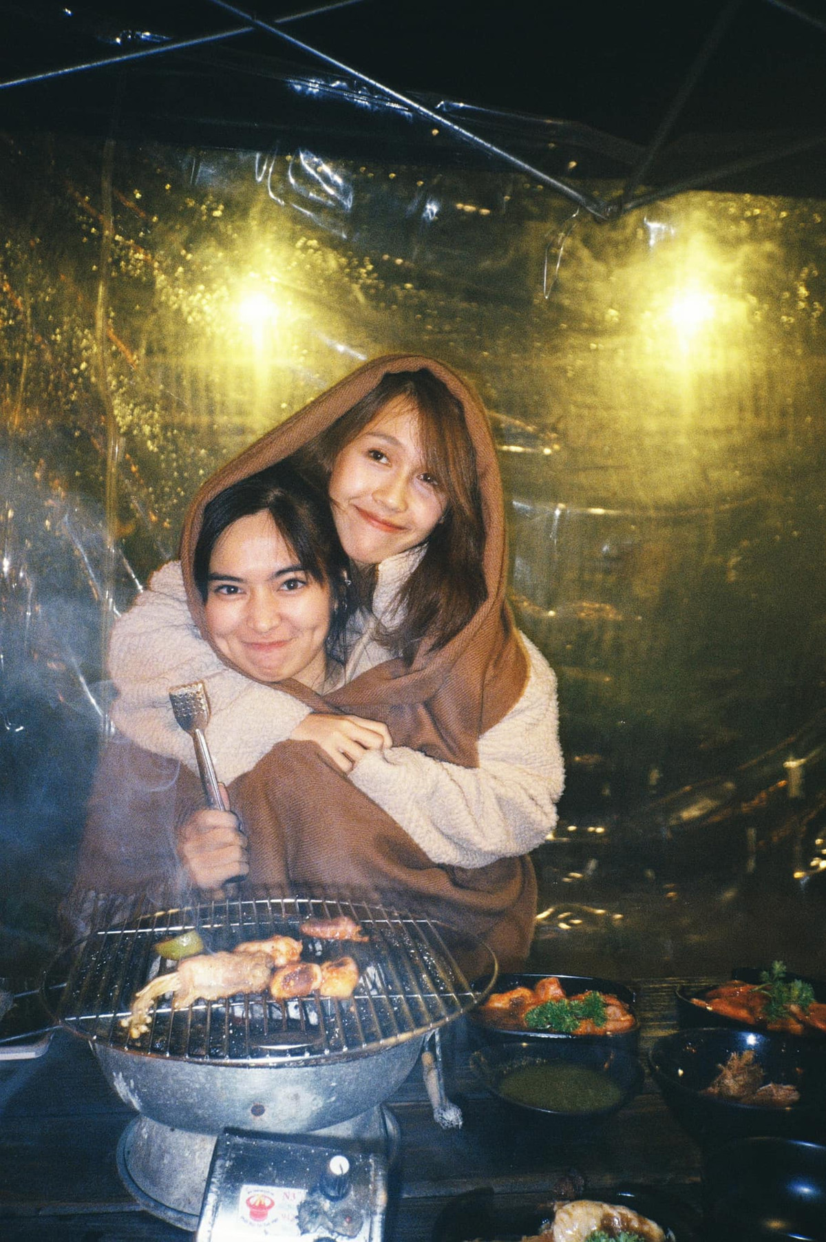 Nhờ có Sao nhập ngũ, Khánh Vân thân thiết hơn với nhiều đồng nghiệp. Cô và Hậu Hoàng thường xuyên check-in, chụp ảnh cùng nhau. Thỉnh thoảng, nữ diễn viên còn gặp gỡ Hoàng Yến, Kỳ Duyên và Diệu Nhi.