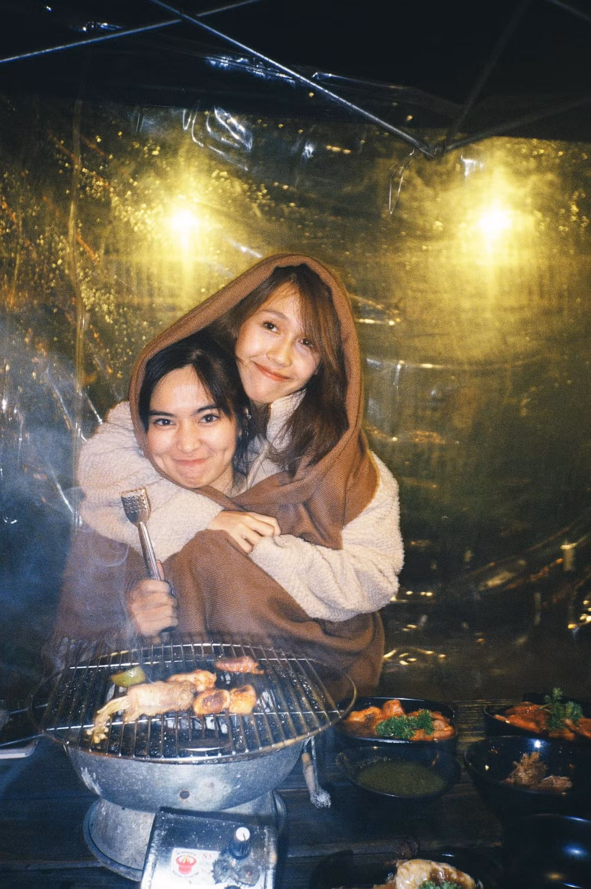 Nhờ có Sao nhập ngũ, Khánh Vân thân thiết hơn với nhiều đồng nghiệp. Cô và Hậu Hoàng thường xuyên check-in, chụp ảnh cùng nhau. Thỉnh thoảng, nữ diễn viên còn gặp gỡ Hoàng Yến, Kỳ Duyên và Diệu Nhi.