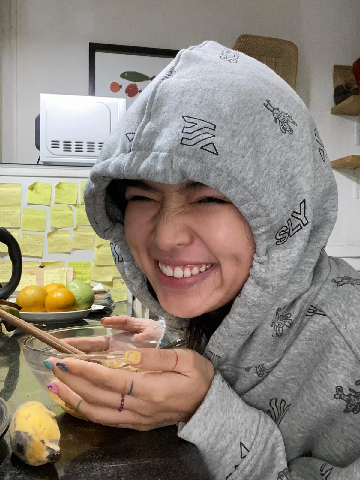 Nổi tiếng từ vai Trà Long trong phim Mắt biếc (2019), Khánh Vân được nhiều người khen ngợi nhan sắc trong trẻo với đôi mắt to tròn, má lúm đồng tiền dễ thương. Sau một năm, hình ảnh của cô ngày càng đa dạng hơn.