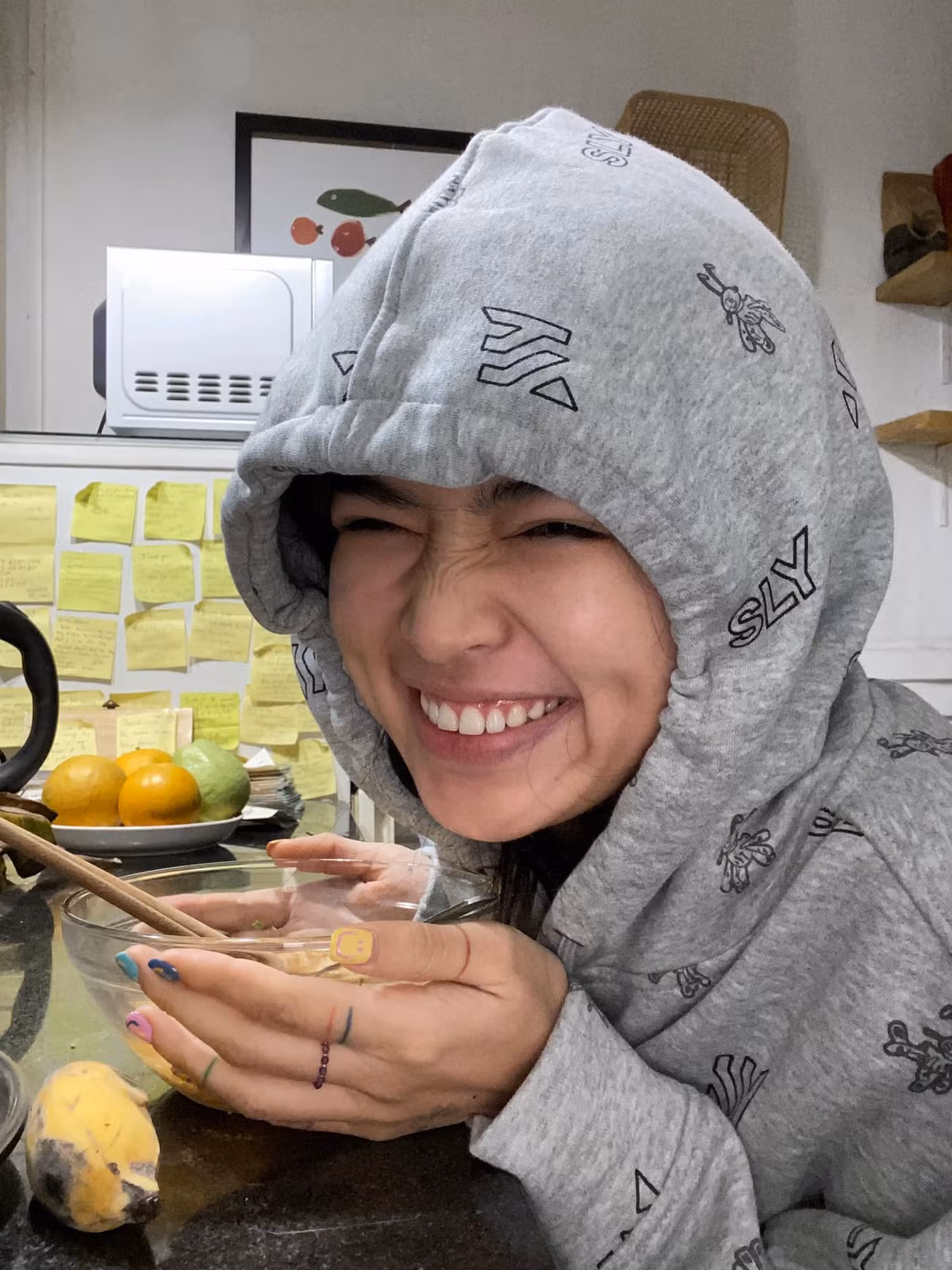 Nổi tiếng từ vai Trà Long trong phim Mắt biếc (2019), Khánh Vân được nhiều người khen ngợi nhan sắc trong trẻo với đôi mắt to tròn, má lúm đồng tiền dễ thương. Sau một năm, hình ảnh của cô ngày càng đa dạng hơn.